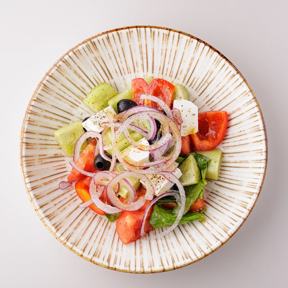 Греческий салат с фермерским сыром - 520 ₽, заказать онлайн.