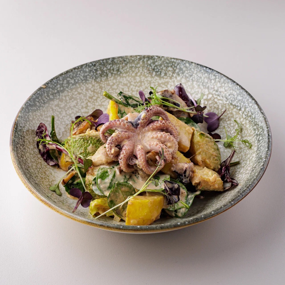Салат с теплым картофелем, осьминогом и маслинами - 500 ₽, заказать онлайн.