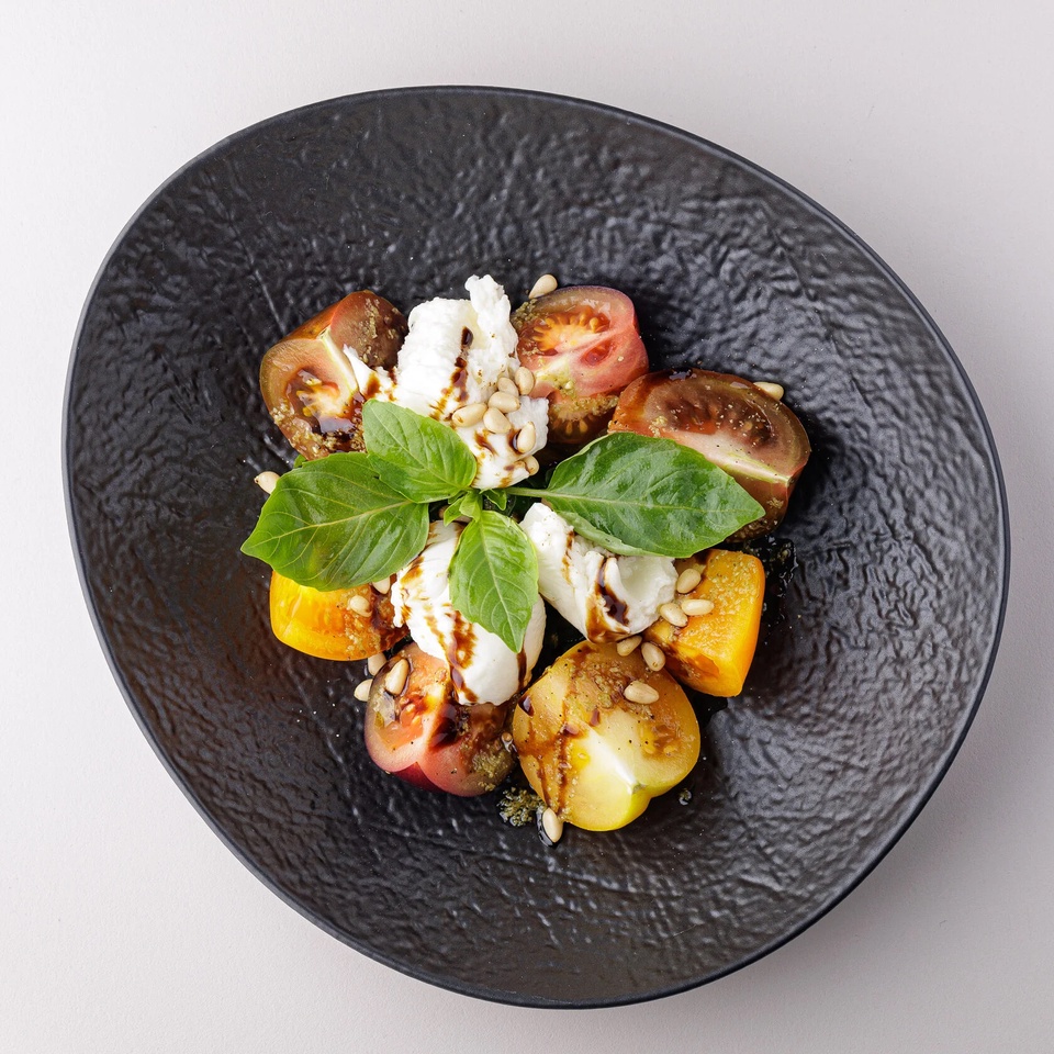 Салат капрезе с сезонными томатами - 495 ₽, заказать онлайн.