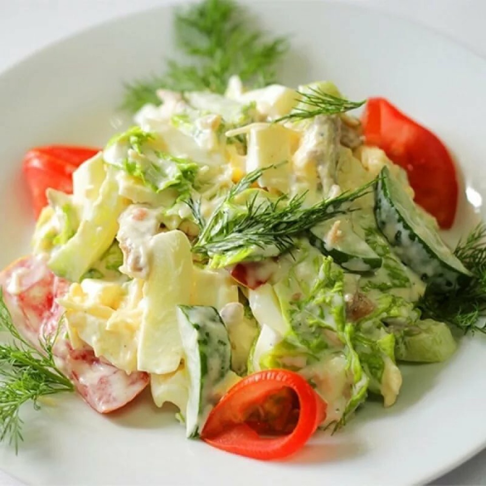 Салат с овощами и яйцом. Овощной салат. Овощной салат с сыром. Салат огурцы помидоры. Овощной салат с майонезом.