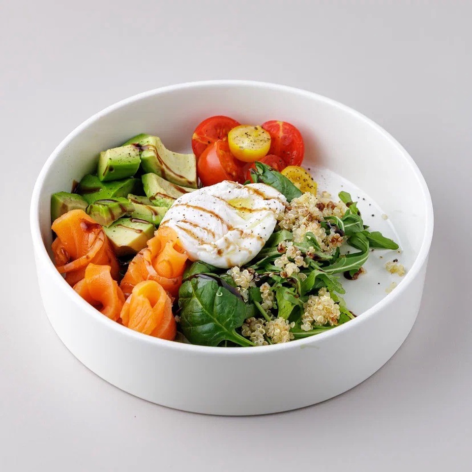Салат с лососем, яйцом пашот, киноа, авокадо, пармезан - 930 ₽, заказать онлайн.