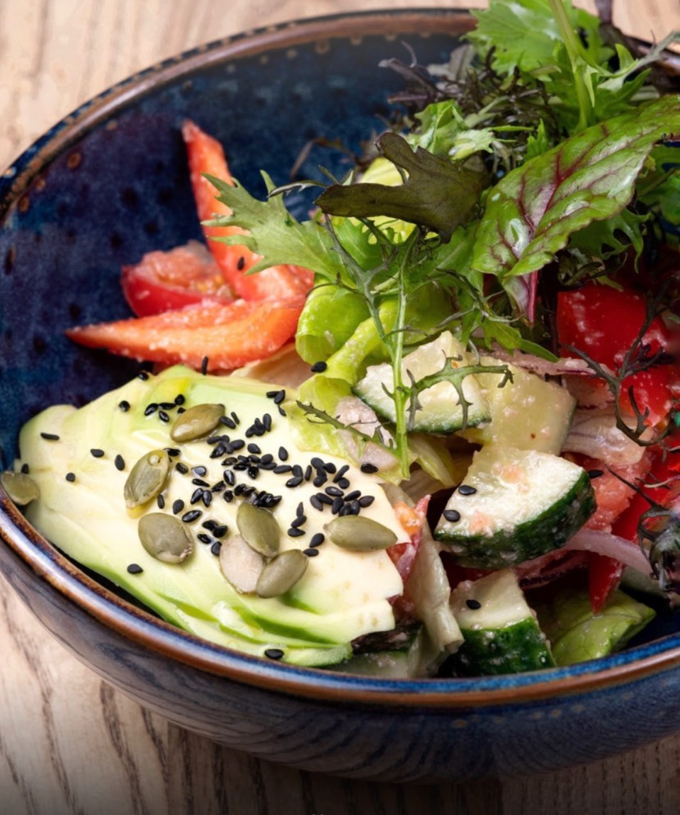 Овощной салат с авокадо и ореховым соусом - 360 ₽, заказать онлайн.