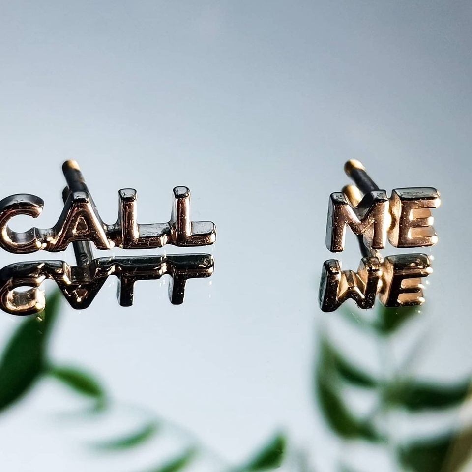 Пусеты "CALL ME" из серебра - 1 350 ₽, заказать онлайн.