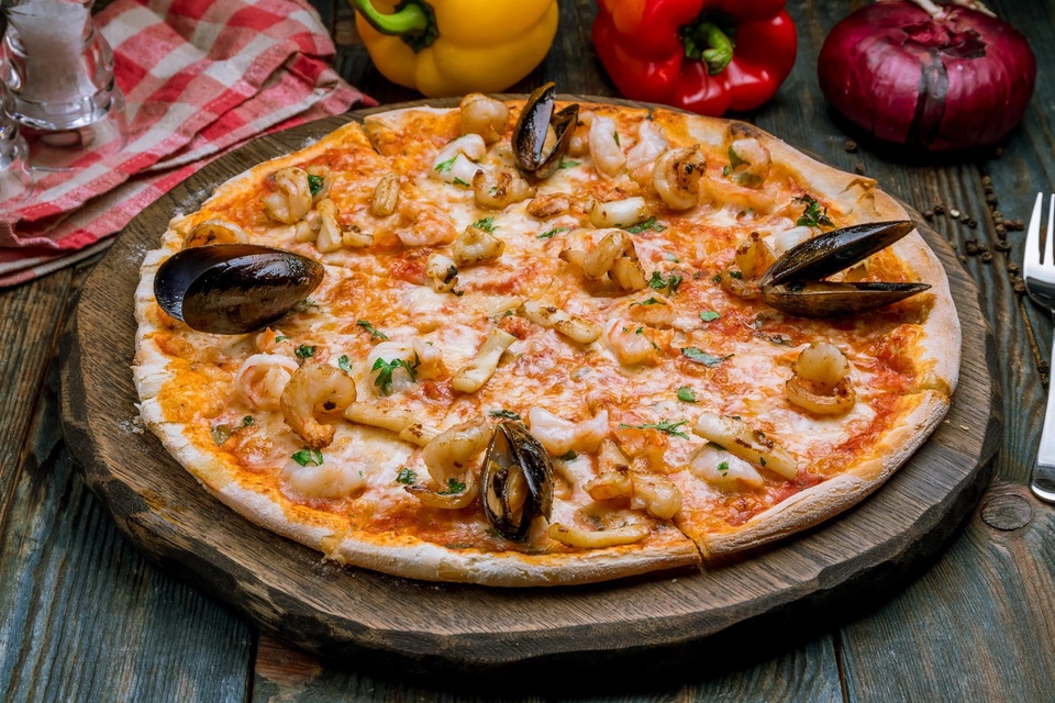 Пицца с морепродуктами - 580 ₽, заказать онлайн.