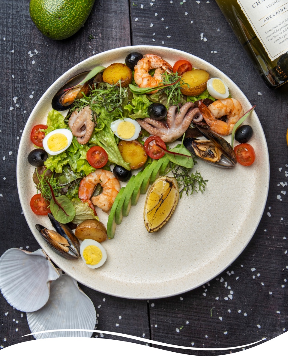 Теплый салат с морепродуктами - 695 ₽, заказать онлайн.