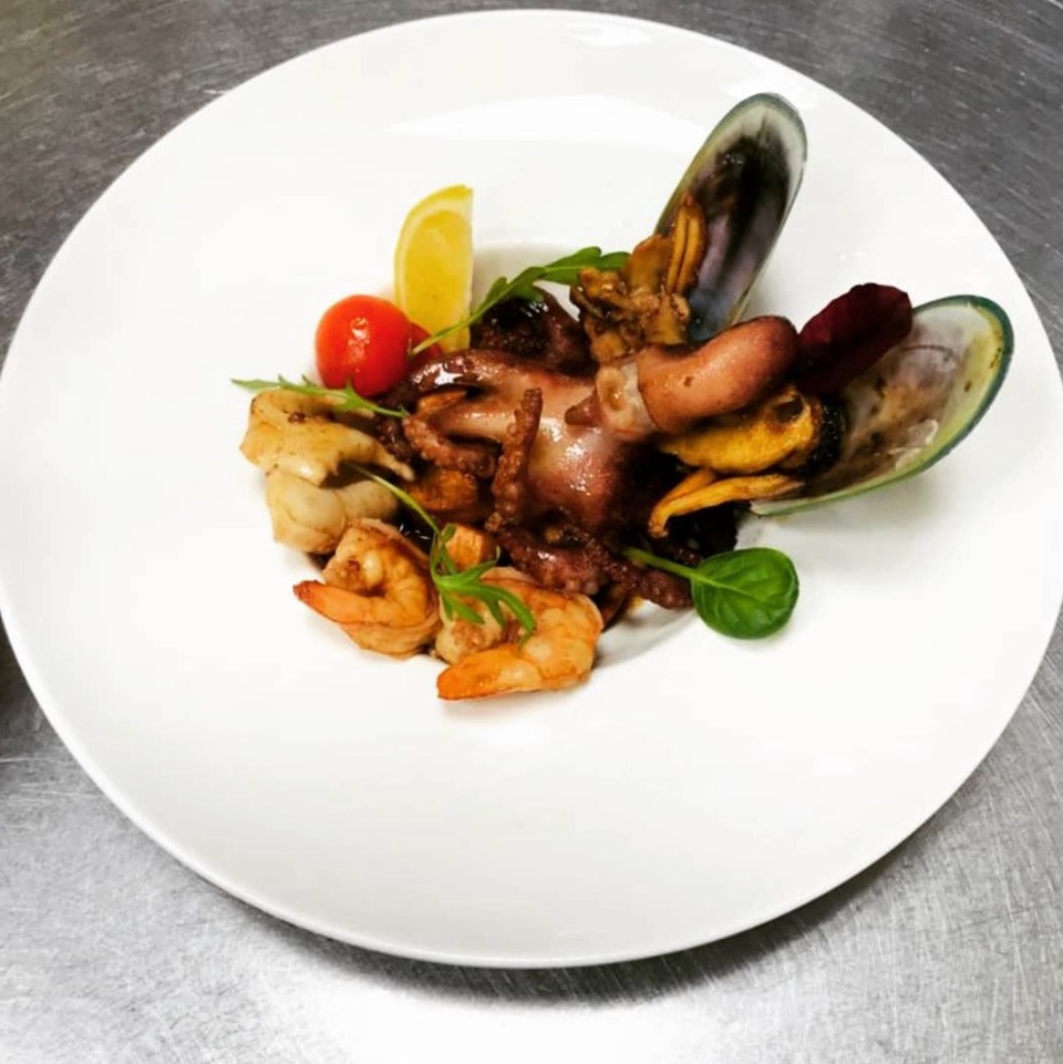 Теплый салат с морепродуктами - 890 ₽, заказать онлайн.