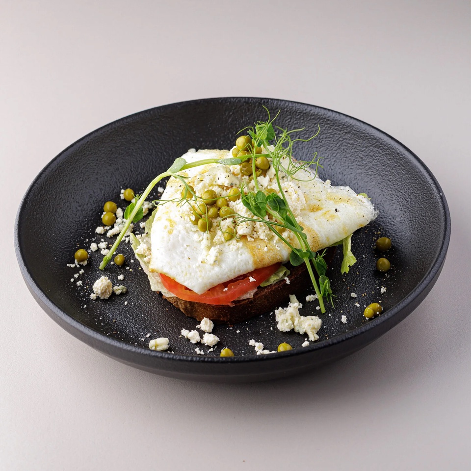 Белковый омлет с козьим сыром, томатами и зеленым горошком - 360 ₽, заказать онлайн.